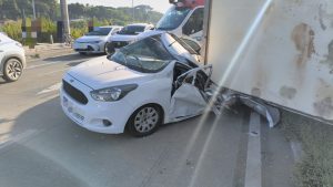Carreta tomba sobre carro e mata mulher na BR-232, no Recife